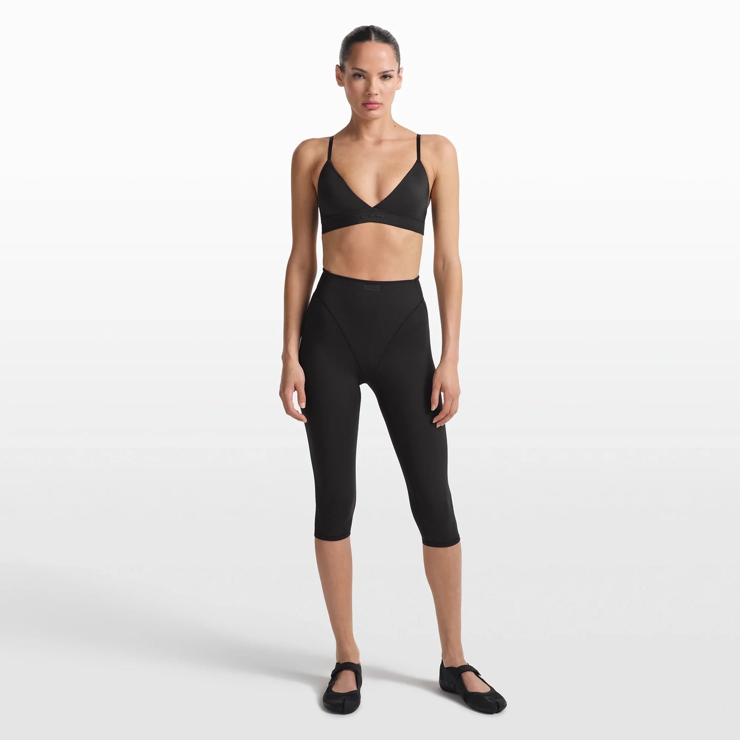 NikeSKIMS MATTE 17" V-LINE CAPRI LEGGING | OBSIDIAN