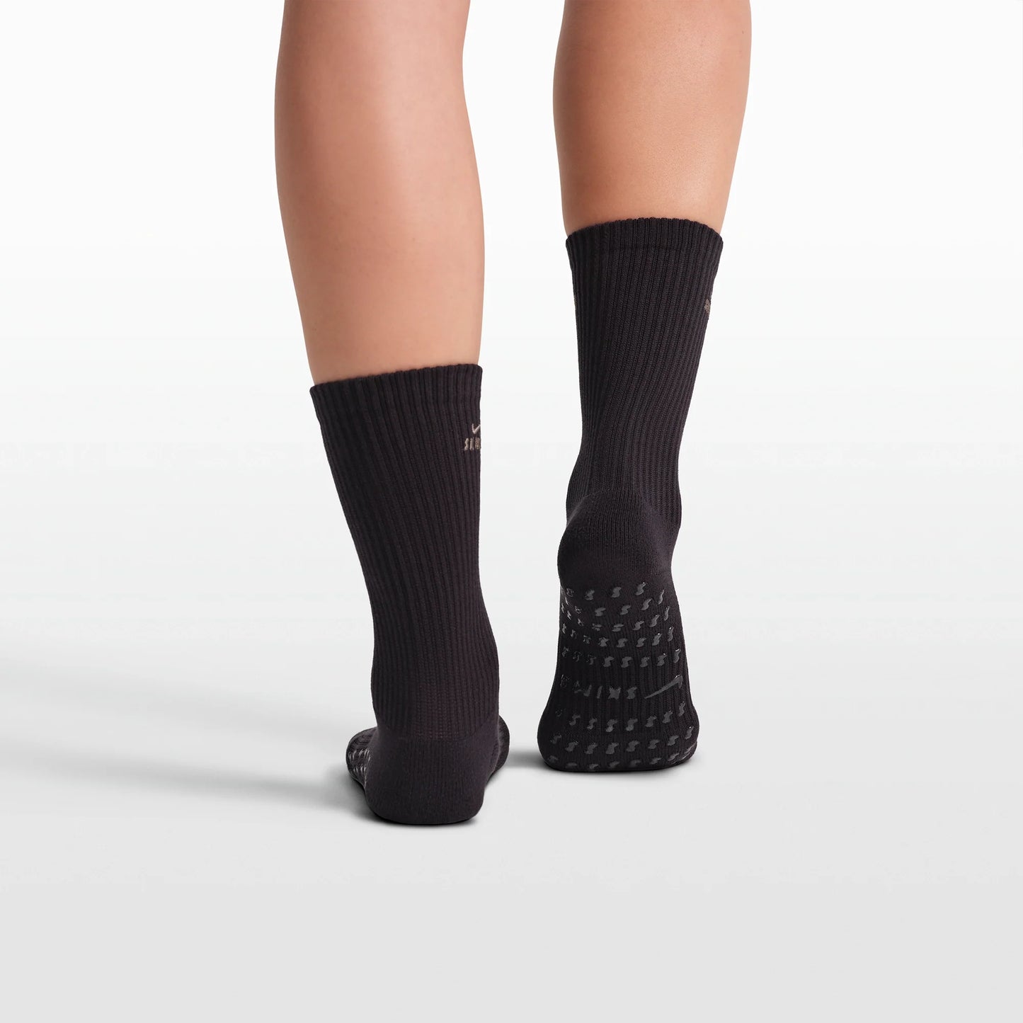 NikeSKIMS ACCESSORIES DRI-FIT™ PILATES GRIP CREW SOCK | OBSIDIAN
