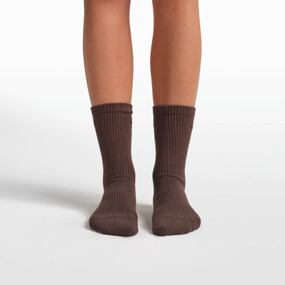 NikeSKIMS ACCESSORIES DRI-FIT™ PILATES GRIP CREW SOCK | DARK SEPIA