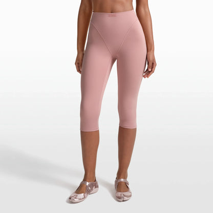 NikeSKIMS MATTE 17" V-LINE CAPRI LEGGING | HIMALAYAN