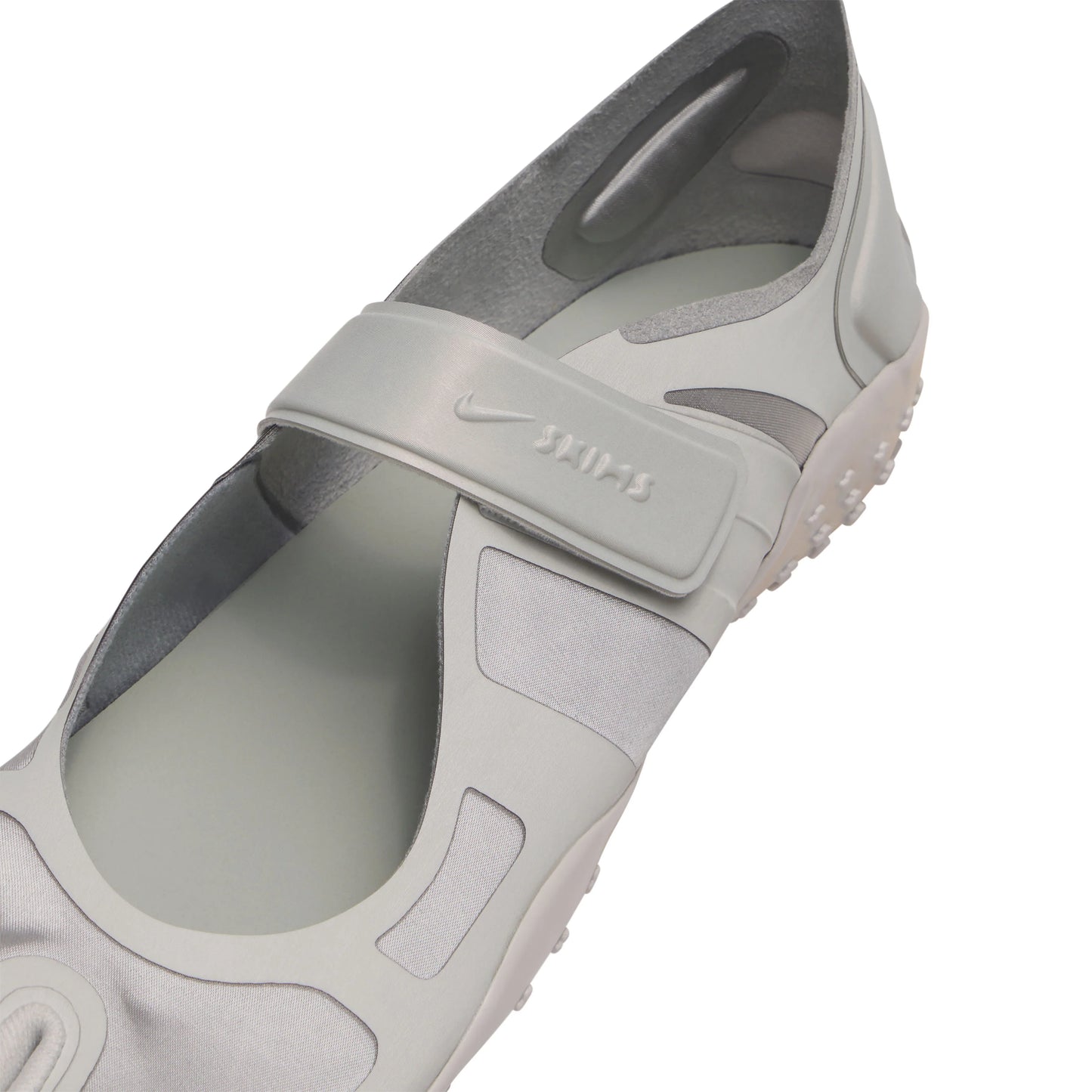 NikeSKIMS FOOTWEAR RIFT SATIN | SILVER