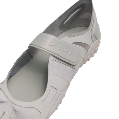 NikeSKIMS FOOTWEAR RIFT SATIN | SILVER