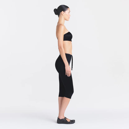NikeSKIMS SATIN SHINE CAPRI 17" LEGGING | OBSIDIAN