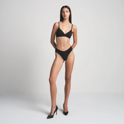 FITS EVERYBODY CROSSOVER BRALETTE | ONYX