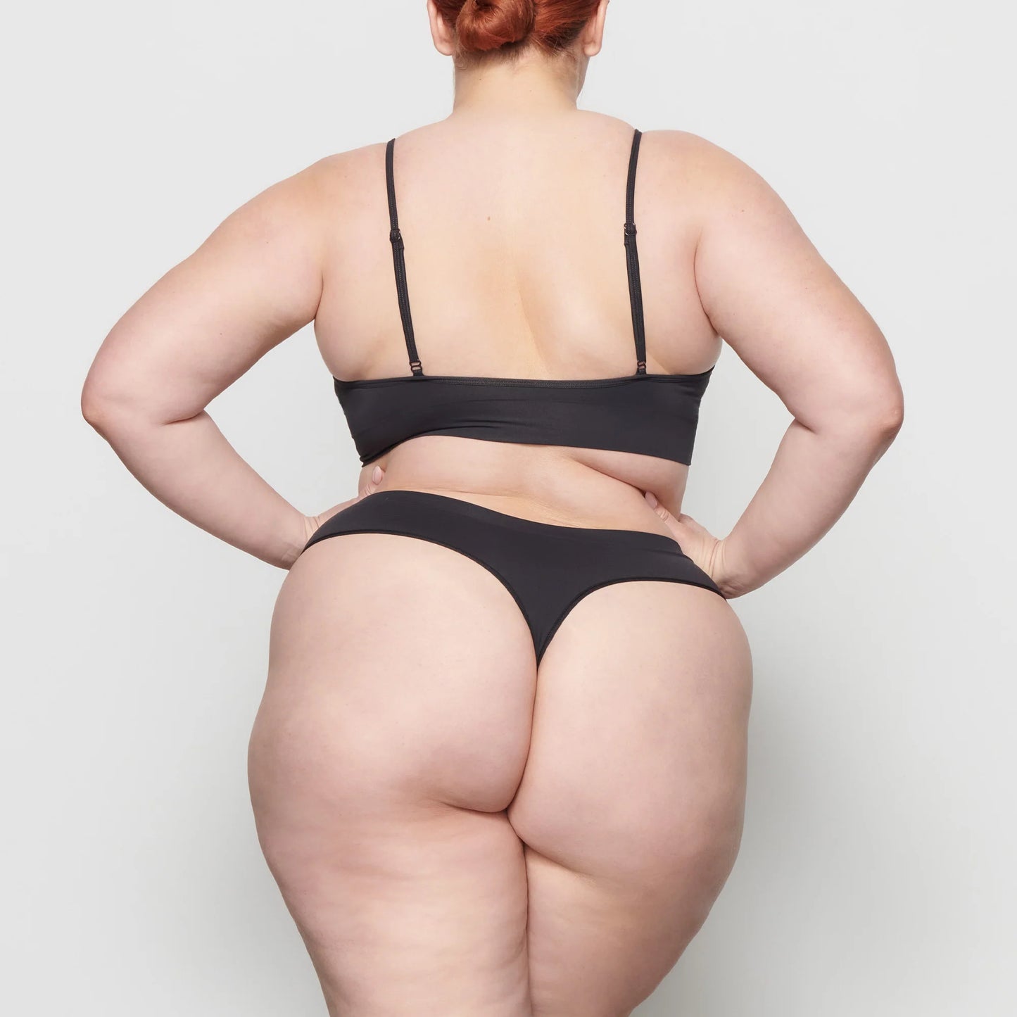SOFT SMOOTHING SEAMLESS THONG | ONYX