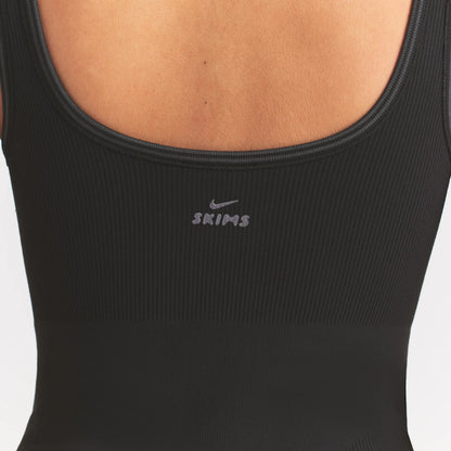 NikeSKIMS RIBBED SEAMLESS SCOOP 5" ONE PIECE  | OBSIDIAN