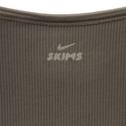 NikeSKIMS RIBBED SEAMLESS BABY T-SHIRT | DUSTY OAKMOSS