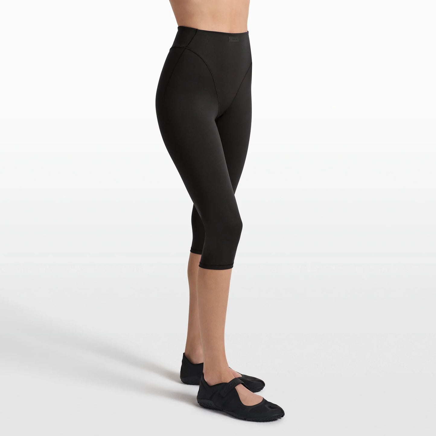 NikeSKIMS MATTE 17" V-LINE CAPRI LEGGING | OBSIDIAN