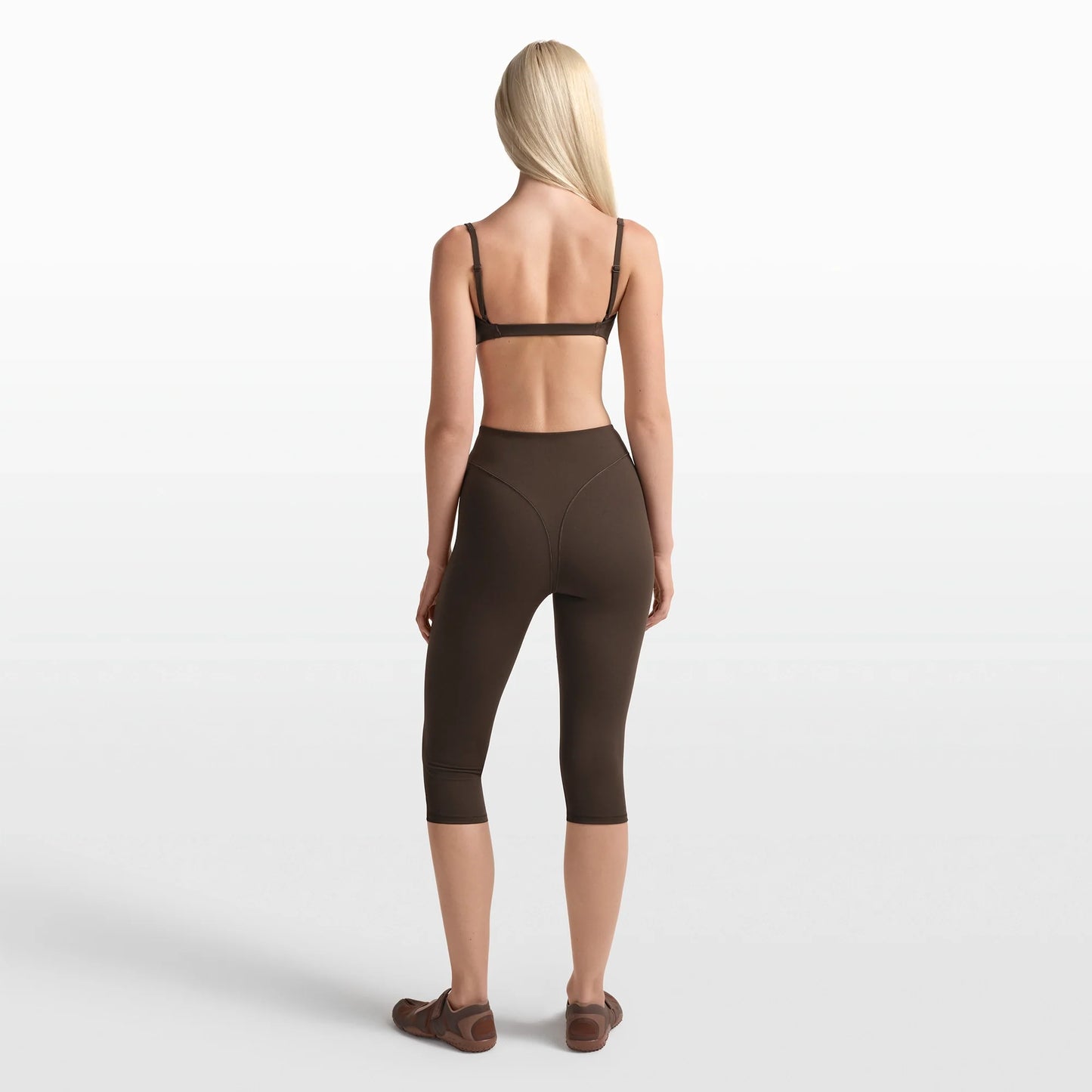 NikeSKIMS MATTE 17" V-LINE CAPRI LEGGING | DARK SEPIA