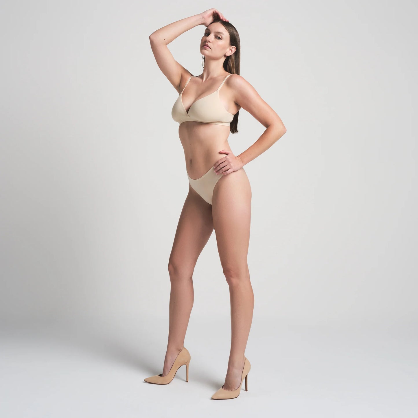 FITS EVERYBODY CROSSOVER BRALETTE | SAND