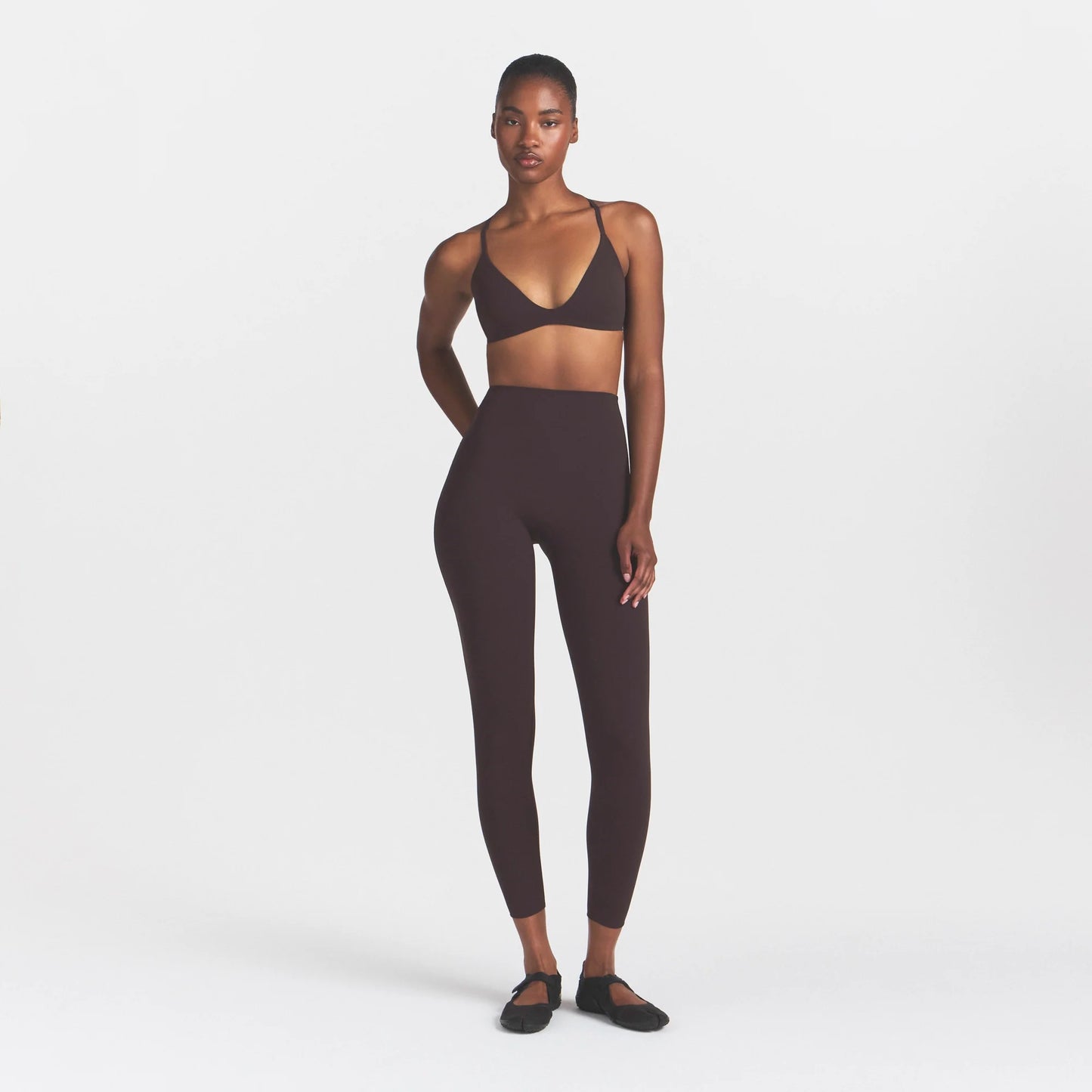 NikeSKIMS STUDIO STRETCH 26" LEGGING | DARK ROAST