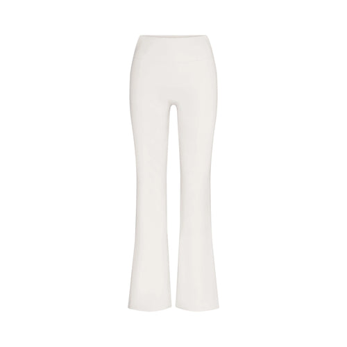 NikeSKIMS MATTE SLIM FLARE LEGGING | IVORY