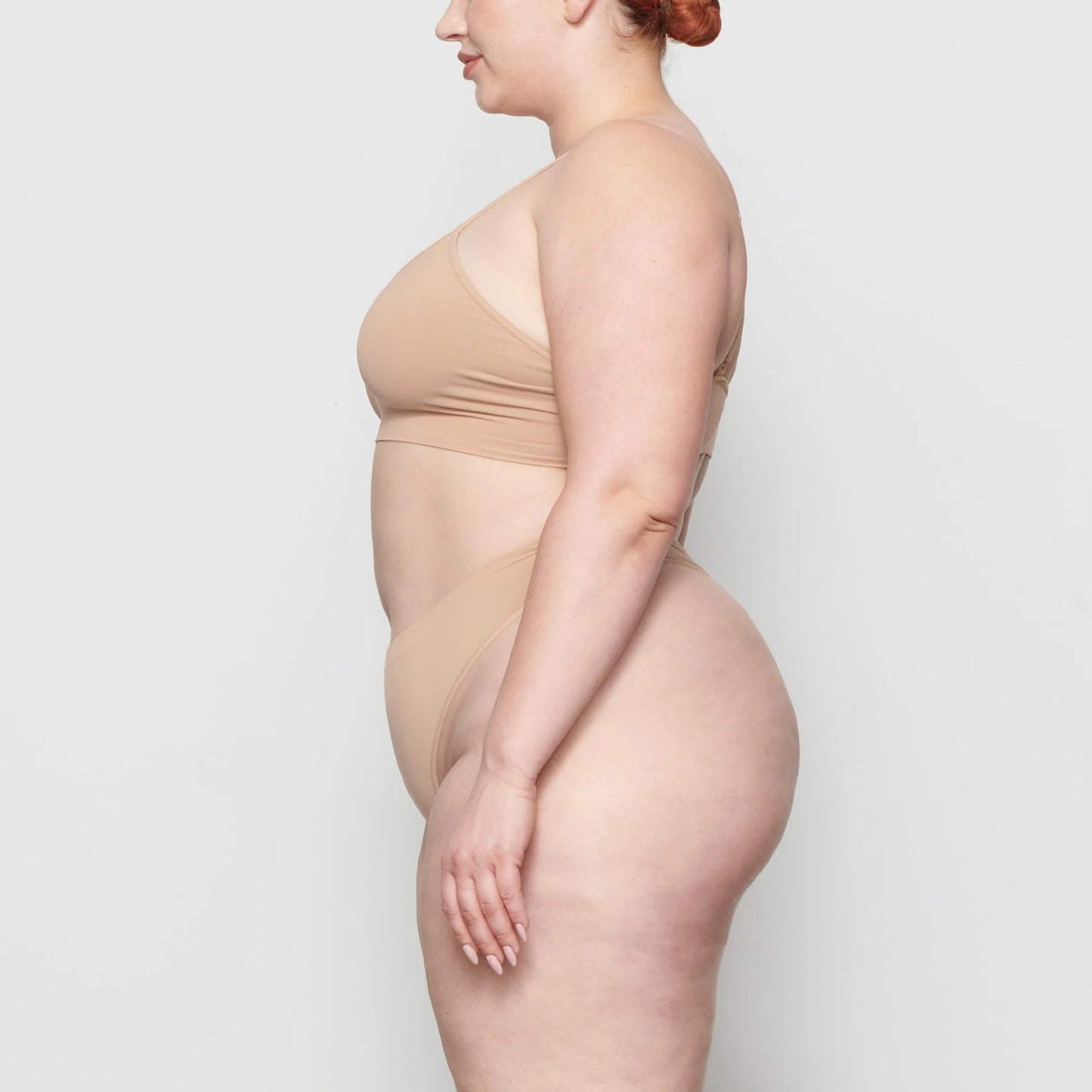 SOFT SMOOTHING SEAMLESS THONG | CLAY