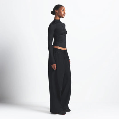 NikeSKIMS WOVEN NYLON OVERSIZED TRACK PANT | OBSIDIAN